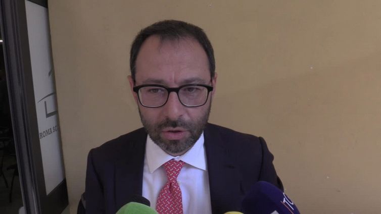 Patuanelli: "Il Pd si sta spostando verso un'area neo-liberista"