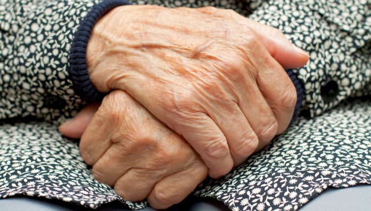 118 anni, donna svela il segreto della longevità: ecco la bevanda