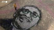 Artista colombiano ricrea il volto di Garcia Marquez con bottiglie di vetro riciclate