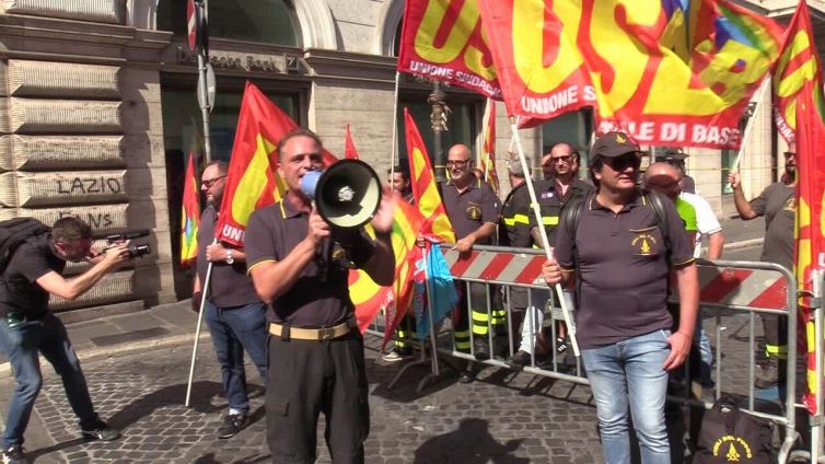 Protesta dei vigili del fuoco a Roma: "Siamo stremati, interventi subito"