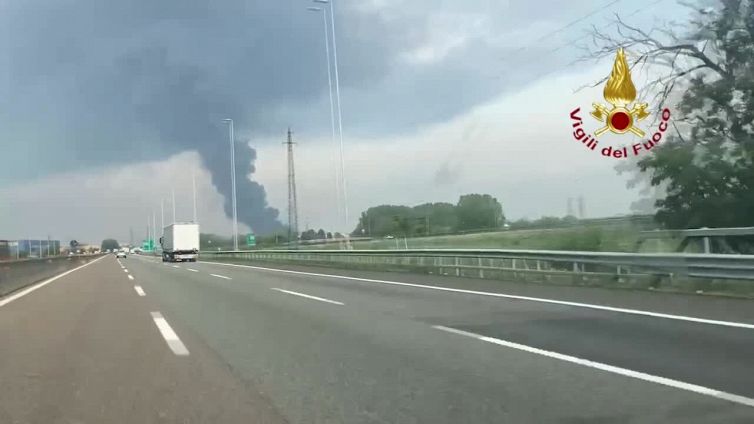 Maxi-incendio nel Milanese, impegnato un centinaio di vigili del fuoco