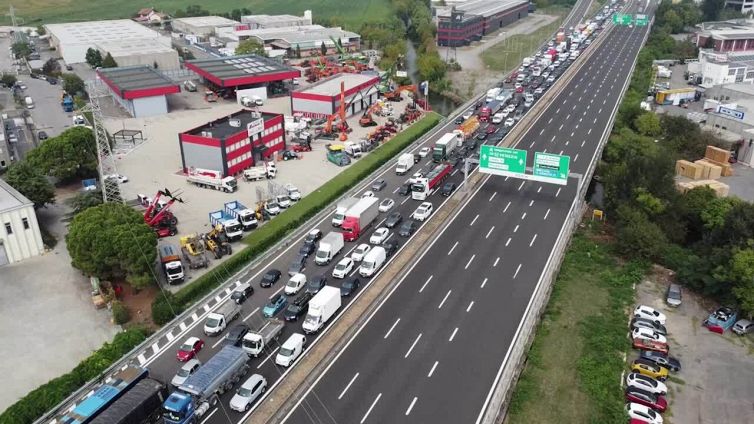 Un drone vola sopra il maxi incendio nel Milanese, ecco le immagini