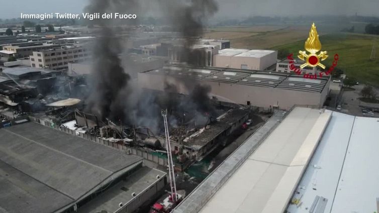 Maxi-incendio nel Milanese, ricognizione aerea con i droni dei vigili del fuoco