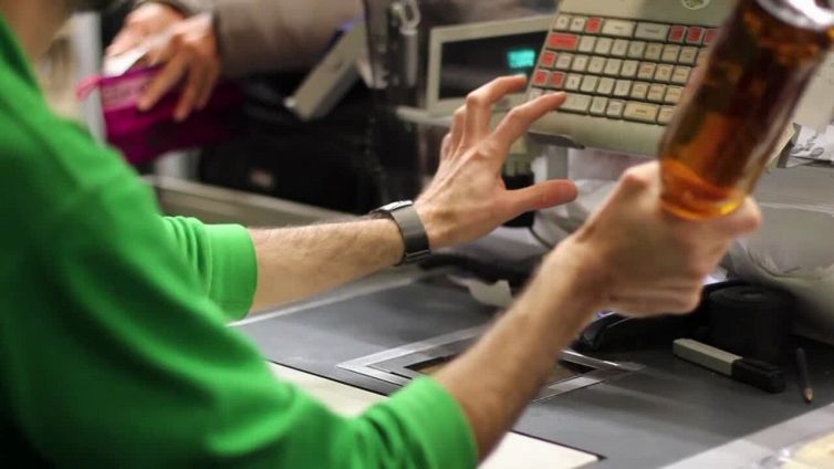 Le vendite ripartono ma i commercianti sono in allarme