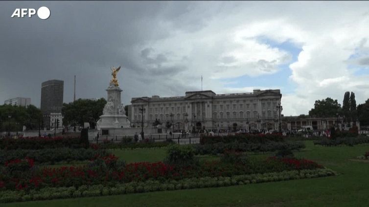 Elisabetta, preoccupazione tra la folla davanti a Buckingham Palace