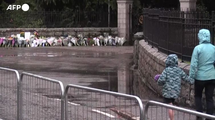 Fiori e messaggi al castello di Balmoral dove la regina Elisabetta e' morta