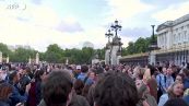 Londra, un triste "God Save the Queen" risuona a Buckingham Palace