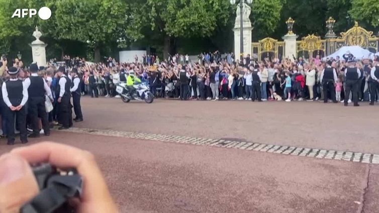Re Carlo a Buckingham Palace, la folla lo acclama