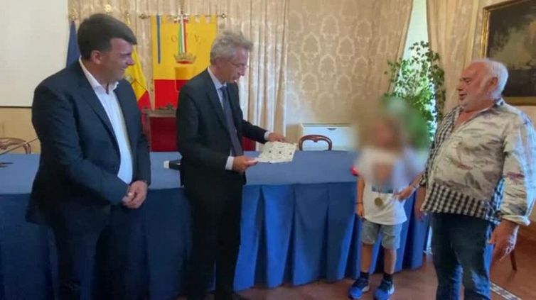 Napoli, incontro col sindaco Manfredi per il bimbo con la maglia al rovescio