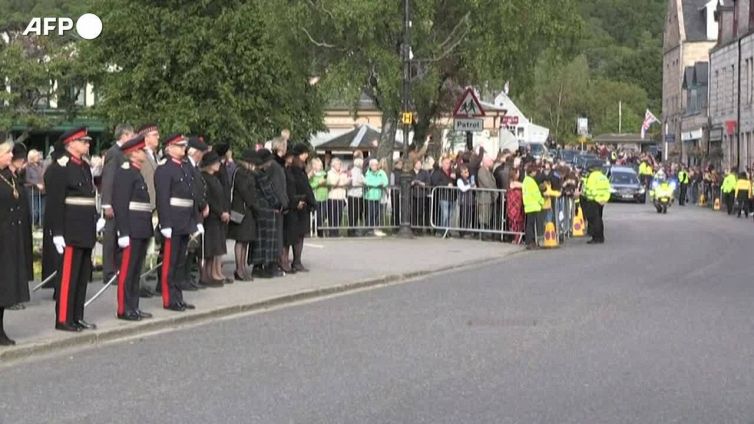 Regina, il feretro si dirige verso Edimburgo