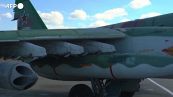 Ucraina, l'armamento di un jet russo prima di un raid