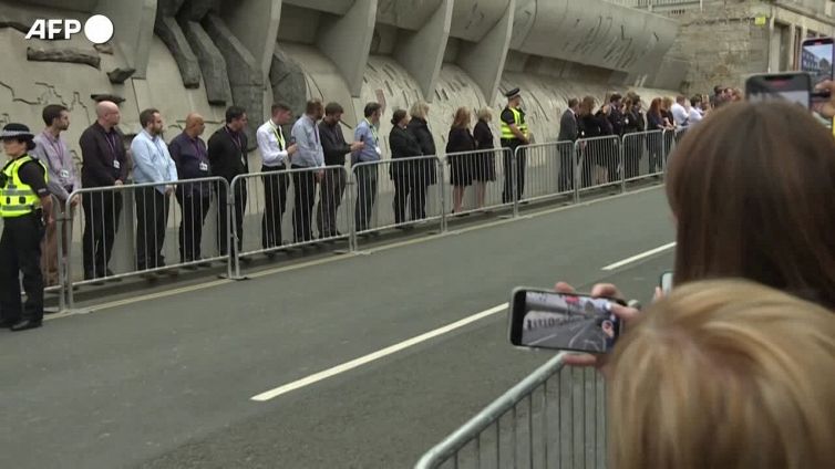 Il feretro della regina arrivato nel palazzo di Hollyrood a Edimburgo