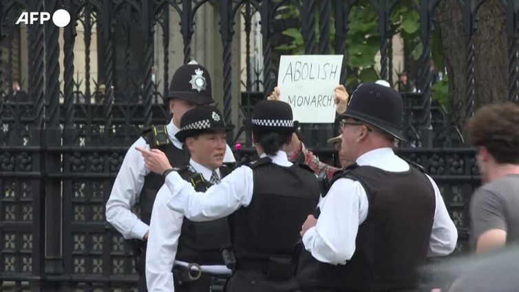 "Non e' il mio re, abolite la monarchia", manifestante allontanata dalla polizia a Londra