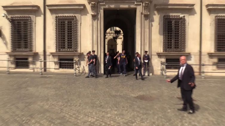 Pallavolo, gli azzurri escono da Palazzo Chigi e vengono accolti dai fan