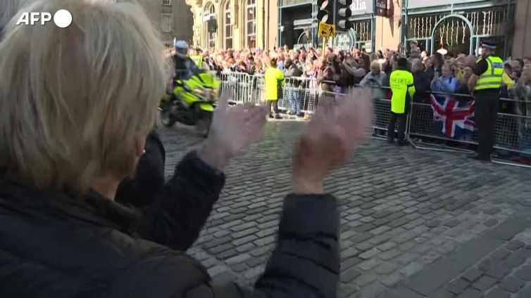 Morte regina, l'arrivo di Carlo III a Edimburgo