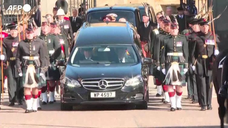 Al via il corteo, Carlo dietro il feretro di Elisabetta
