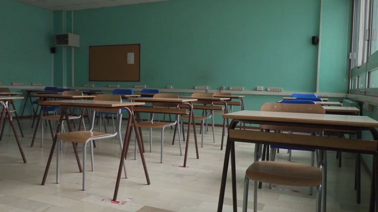 Riapre la scuola, via mascherine ma ora sfida risparmio