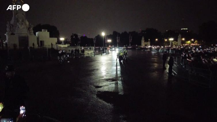 Il feretro della regina arriva a Buckingham Palace, grande folla ad attenderla