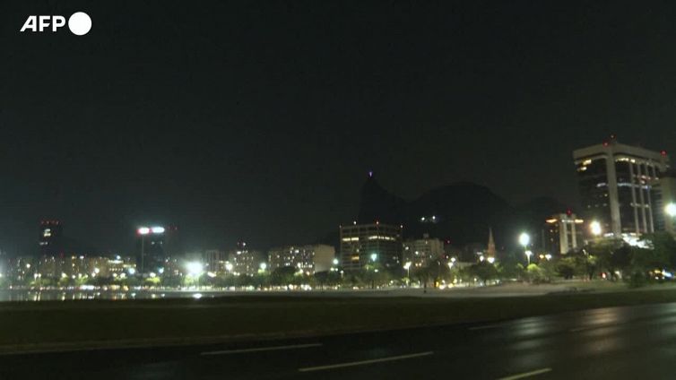 Bolsonaro stroncato dalla stampa si rifugia nei social