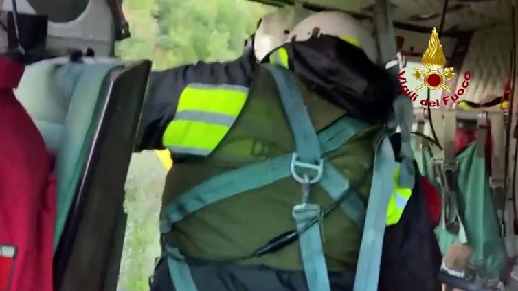 Maltempo, 7 persone soccorse con l'elicottero dai vigili del fuoco nel Pesarese