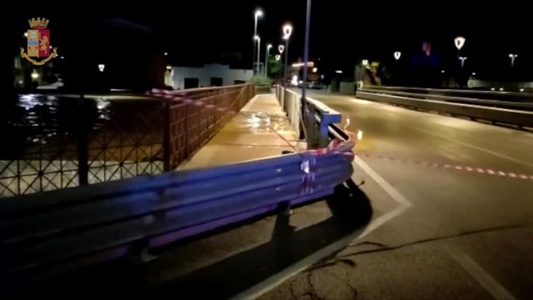 Nubifragio nelle Marche: fiumi in piena, strade invase dal fango e alberi caduti
