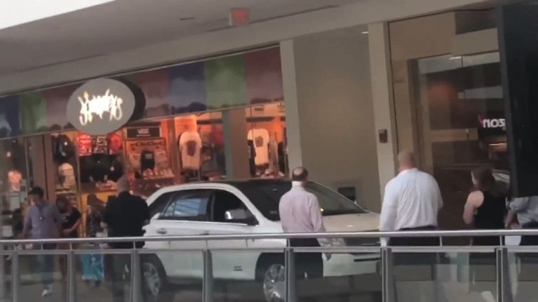 Sale col SUV al secondo piano del centro commerciale