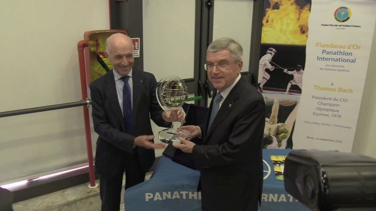 Cio, Bach riceve il 'Flambeau d'Or' al Centro Giulio Onesti