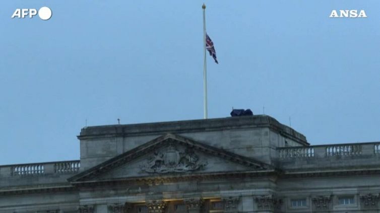 Londra: licenziamenti a Palazzo, ombre sul tributo ai reali