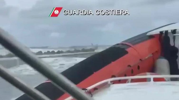 Porto di Ravenna, nave da crociera rompe gli ormeggi a causa del forte maltempo