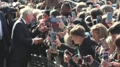 Re Carlo e il principe William incontrano la gente in fila per l'ultimo saluto alla regina