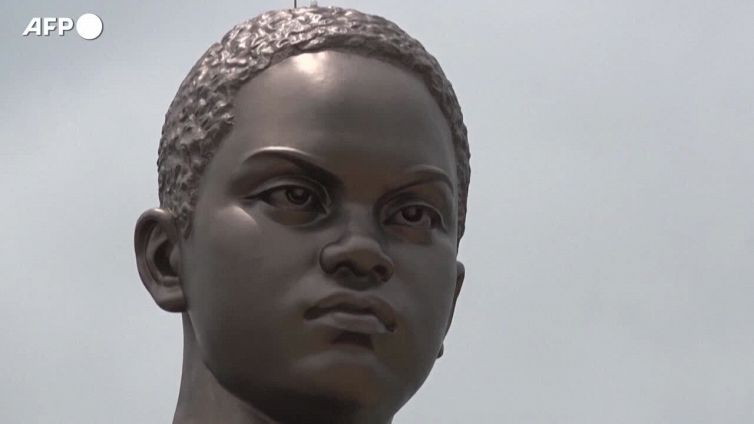 Benin, omaggio alle Amazzoni del Dahomey con una statua di 30 m a Cotonou