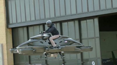 L'incredibile moto volante in stile 'Star Wars'
