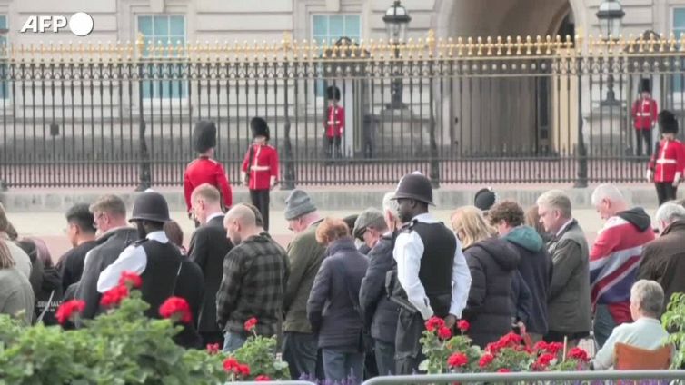 Due minuti di silenzio chiudono il funerale della regina