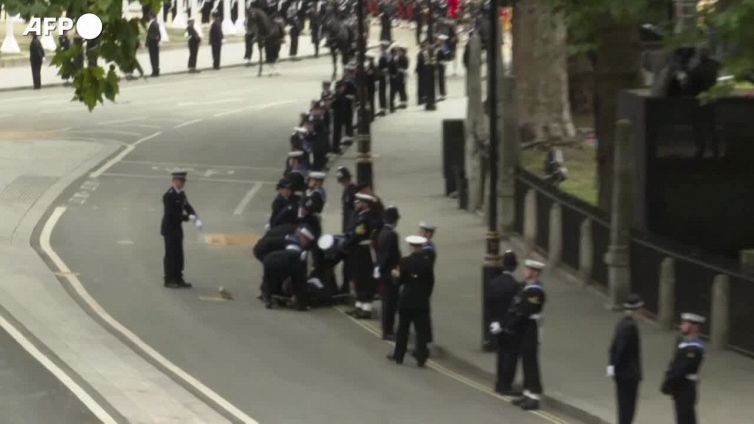 Funerale regina, un marinaio della Royal Navy accusa un malore: portato via in barella