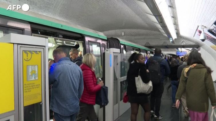 Parigi, l'omaggio alla regina Elisabetta nella metropolitana