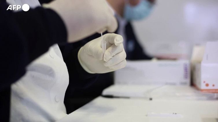 Covid, primi segni di risalita. "Virus muta veloce"