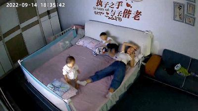 Il bambino sta per cadere: la reazione della mamma è da non credere
