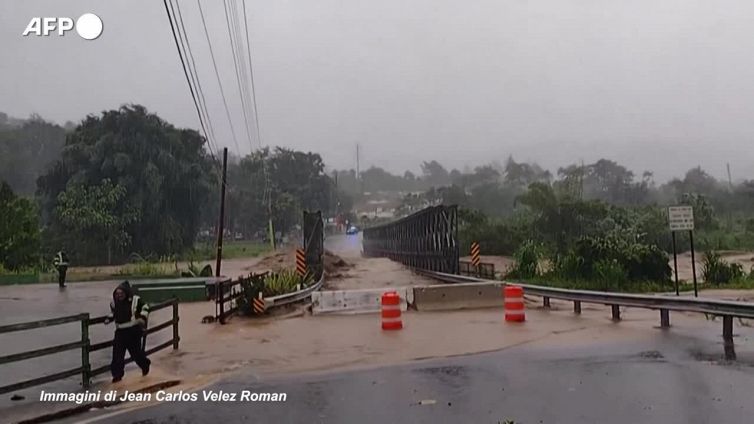 Fiona colpisce il Porto Rico, ponte divelto e trascinato dalla furia dell'acqua