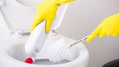 Un trucco per pulire il bagno è diventato virale su TikTok, ma è pericoloso