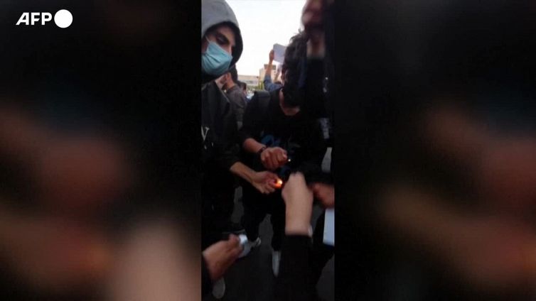 Iran: ancora proteste per morte Mahsa, donne bruciano hijab