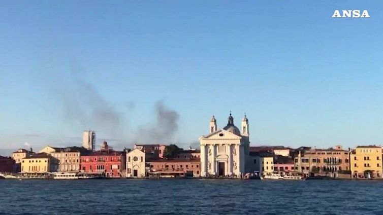 Incendio in un palazzo a Venezia, evacuati i residenti
