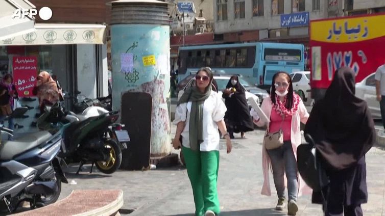 Ancora proteste per la morte di Mahsa in Iran, donne bruciano Hijab