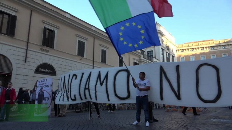 Il popolo dei 5 stelle a piazza Santissimi Apostoli "La Meloni? La freghiamo"