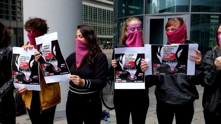Aborto, flash mob di "Non una di meno" a Milano