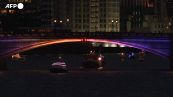 Londra, barche illuminate sul fiume Tamigi per onorare la regina