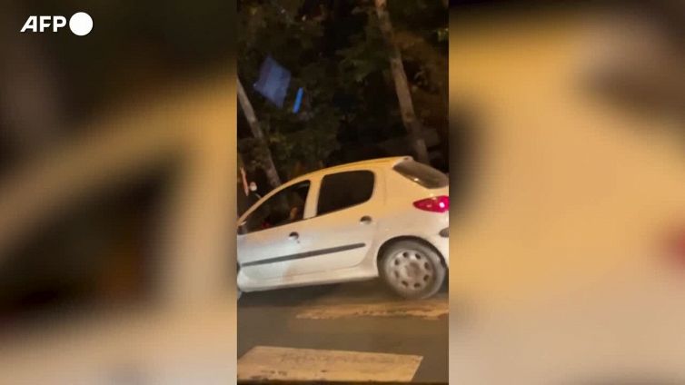 Iran, le proteste per la morte di Mahsa Amini: donne sfilano senza velo per le strade di Teheran