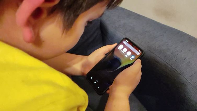 Ansia da social media, bimbi perdono piu' sonno