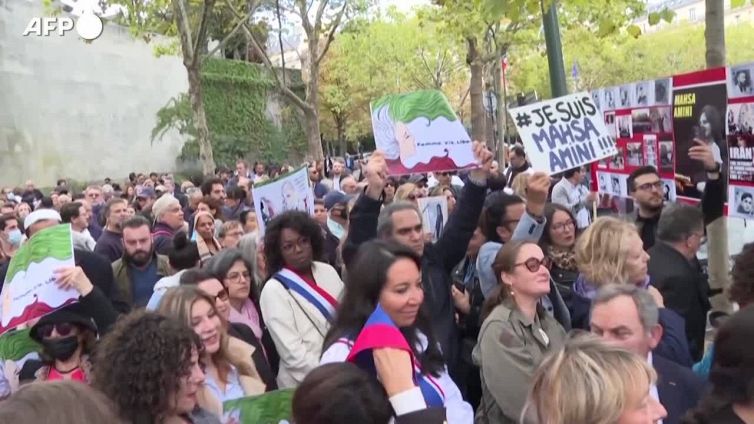 Mahsa Amini, manifestazione a Parigi per la giovane donna uccisa dalla polizia iraniana
