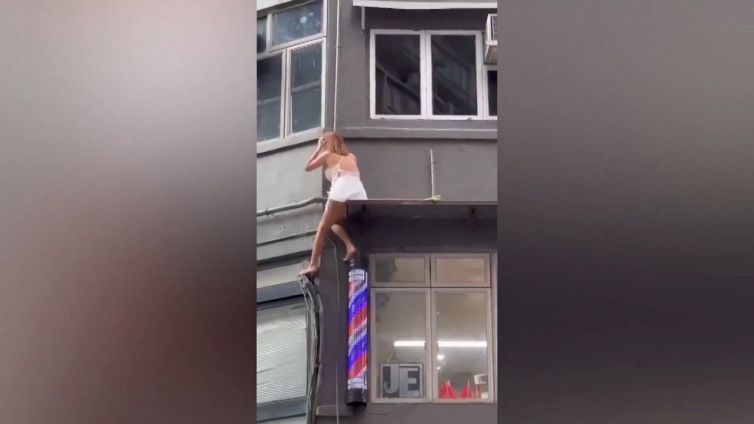 Arriva la polizia, prostituta fugge dalla finestra