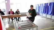 Ucraina, cittadini a un seggio di Mariupol nell'ultimo giorno di referendum